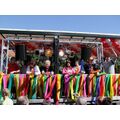 Foto: Laster mit bunten Bändern, Luftballons und Stimmung machenden Leuten