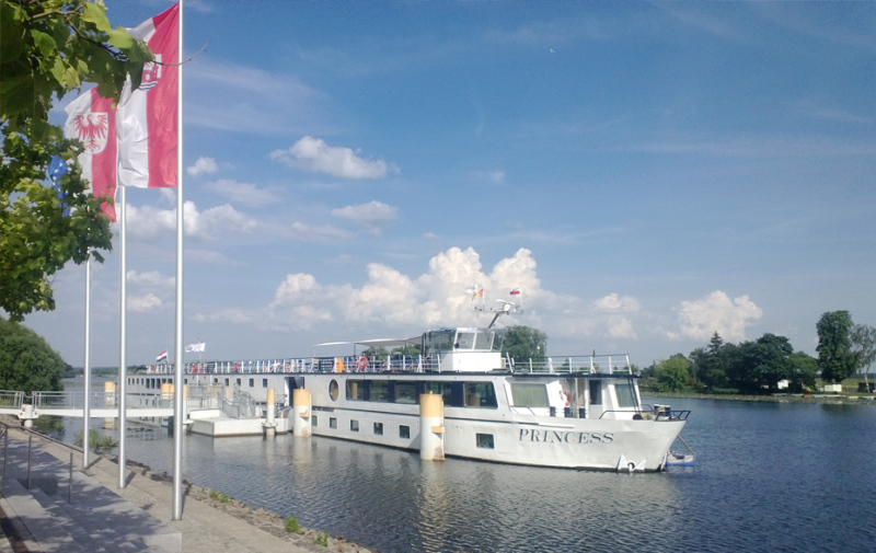 Foto: Schiff am Anleger