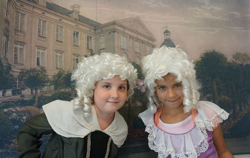 Foto: Mädchen vor dem Schwedter Schloss