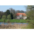 Foto: Blick auf Schloss Criewen vom östlichen Ufer des Kanals