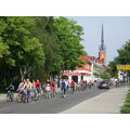 Foto: Die Radfahrer fahren die Straße entlang.