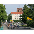 Foto: Die Radler radeln die Brückenstraße entlang.