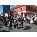 Foto: Gardeoffiziere mit Fahne und Flötenspielerin