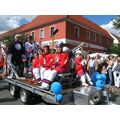 Foto: Eishockey-Spieler und -Spielerinnen in Montur