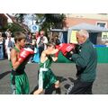 Foto: zwei Boxschüler gegen den Trainer