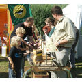 Foto: Kinder basteln am Stand des Nationalparks