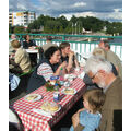 Foto: Kaffeetafel auf der Brücke mit Blick auf das Ufer