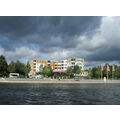 Foto vom 19. September 2010: Haus Polderblick bei Sonnenschein mit dunklen Wolken im Hintergrund