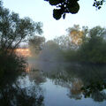 Foto vom 22. September 2010: Nebel über dem Wasser, die  Sonne färbt das rote Mauerwerk des Schöpfwerkes und einen Baum orange