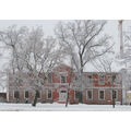 Foto vom 29. Dezember 2010: rotes Haus hinter weißen Bäumen