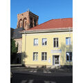 Foto: saniertes Postgebäude und Kirche