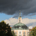 Foto vom 11. Oktober 2012: Blick auf den sonnenbeschienenen Turm des Berlischky-Pavillons mit hellen und dunklen Wolken dahinter