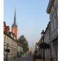 Foto vom 5. September 2013: Die Kirchturmspitze und das Hochhaus sind noch im Nebel.