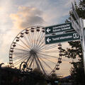 Foto vom 27. September 2013: Riesenrad und Wegweiser