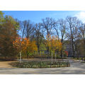 Foto vom 22. Oktober 2013: Parkweg und Spielplatz