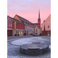 Foto vom 27. November 2013: Blick auf Kirchplatz und Vierradener Straße mit Weihnachtspyramide