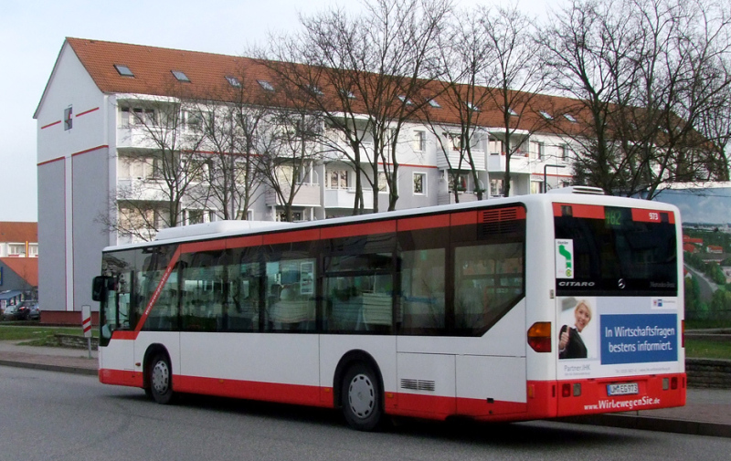 Foto: Bus kurz vor einem Bahnübergang