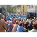 Foto: Chor und Zuhörer in der Auguststraße