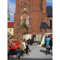 Foto: sitzende Besucher des Ostermarktes