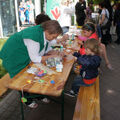 Foto: Kinder und Erwachsene beim Basteln