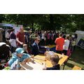 Foto: Kinder beim Spielen, im Hintergrund die Vorführung mit Zuschauern