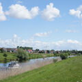 Foto vom 15. Juni 2014: Blick auf die Stadtsilhouette, im Vordergrund Deich und Kanal