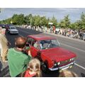 Foto: Besucher an der Berliner Straße bei der Rundfahrt der Oldtimer