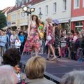 Foto: Models in bunten Sommerkleidern auf dem Laufsteg