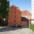 Foto vom 26. Juni 2014: Fensterspiegelungen auf der Fassade des roten Backsteingebäudes vom Amtsgericht