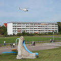 Foto: Hubschrauber über Sportplatz und Walross