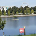 Foto: Riesenrad ragt über dem Kanal hinaus.