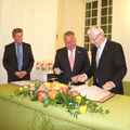 Foto: Die Bürgermeister tragen sich ins Goldene Buch ein unter Beobachtung des Vorsitzenden der Stadtverordnetenversammlung.