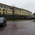 Foto vom 11. Dezember 2014: Blick auf die regennasse Straße und das Klinikumbettenhaus