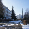 Foto vom 5. Februar 2015: blauer Himmel über Schule und Wohnhaus an der Leverkusener Straße