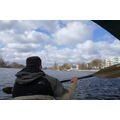 Foto vom 3. April 2015: Paddler unter der Stadtbrücke mit Blick auf den Juliusturm