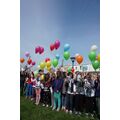 Foto: Kindergruppe mit Luftballons