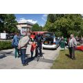 Foto: Polizist mit Besuchern und Kinder am Lasergerät.