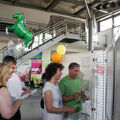 Foto: Besucher am Stand beim Rätseln