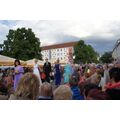 Foto: Models auf dem Laufsteg vor reichlich Publikum