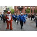 Foto: Die Schalmeien ziehen mit ihrem Fuchs über den Vierradener Platz.