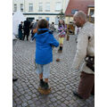 Foto: 2 Kinder spielen Tauziehen auf einem Holzklotz