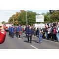 Foto: Schildträgermädchen und historische Feuerwehrmänner mit historischen Löschgeräten.