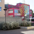 Foto vom 22. April 2016: blühende Sträucher und grünender Baum im Innenhof des Lindenquartiers