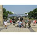 Foto: Bundeswehr auf dem Vorplatz, parkende Autos auf der Lindenallee