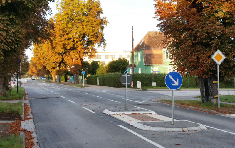 Foto: Kreuzung Berliner Allee mit dem Verkehrsschild Hauptstraße