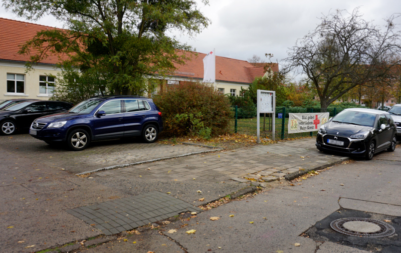 Foto: Gehweg vor der Sanierung