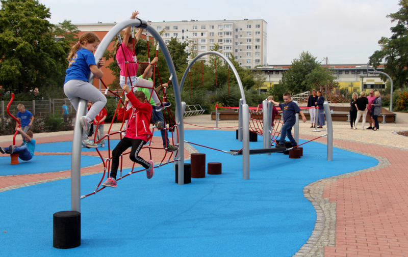 Foto: spielende Kinder auf dem Schulhof