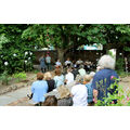 Foto: Gitarrenensemble spielt im Hof der Galerie vor Publikum