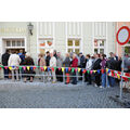 Foto: Lange Menschenreihe vor dem Stadtmuseum