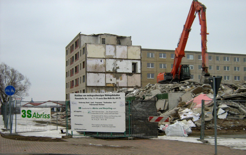 Foto: Bagger auf Abrissmaterial